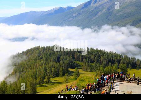 29. Juni 2016 - Aletai, Aletai, CHN - Aletai, China - 29. Juni 2016: (Nur zur redaktionellen Verwendung. CHINA aus) Wolkenmeer zeigt oft an Kanas-See. Es ist ein See in Altay Präfektur, Xinjiang, China. Der See liegt in einem Tal im Altai-Gebirge nahe der Nordspitze von Xinjiang und der Provinz grenzt an Kasachstan, der Mongolei und Russland. Der See entstand im Quartär durch die Bewegung der Gletscher vor rund 200.000 Jahren. Der Halbmond geformte See hat eine geschätzte Wasserspeicherkapazität von 53,8 Milliarden Kubikmetern, gepaart mit einer durchschnittlichen Tiefe von rund Stockfoto