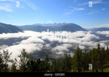 29. Juni 2016 - Aletai, Aletai, CHN - Aletai, China - 29. Juni 2016: (Nur zur redaktionellen Verwendung. CHINA aus) Wolkenmeer zeigt oft an Kanas-See. Es ist ein See in Altay Präfektur, Xinjiang, China. Der See liegt in einem Tal im Altai-Gebirge nahe der Nordspitze von Xinjiang und der Provinz grenzt an Kasachstan, der Mongolei und Russland. Der See entstand im Quartär durch die Bewegung der Gletscher vor rund 200.000 Jahren. Der Halbmond geformte See hat eine geschätzte Wasserspeicherkapazität von 53,8 Milliarden Kubikmetern, gepaart mit einer durchschnittlichen Tiefe von rund Stockfoto