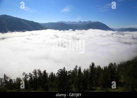 29. Juni 2016 - Aletai, Aletai, CHN - Aletai, China - 29. Juni 2016: (Nur zur redaktionellen Verwendung. CHINA aus) Wolkenmeer zeigt oft an Kanas-See. Es ist ein See in Altay Präfektur, Xinjiang, China. Der See liegt in einem Tal im Altai-Gebirge nahe der Nordspitze von Xinjiang und der Provinz grenzt an Kasachstan, der Mongolei und Russland. Der See entstand im Quartär durch die Bewegung der Gletscher vor rund 200.000 Jahren. Der Halbmond geformte See hat eine geschätzte Wasserspeicherkapazität von 53,8 Milliarden Kubikmetern, gepaart mit einer durchschnittlichen Tiefe von rund Stockfoto