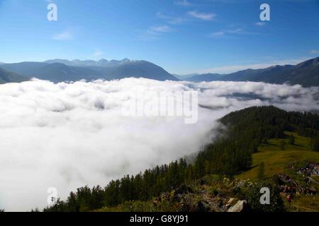 29. Juni 2016 - Aletai, Aletai, CHN - Aletai, China - 29. Juni 2016: (Nur zur redaktionellen Verwendung. CHINA aus) Wolkenmeer zeigt oft an Kanas-See. Es ist ein See in Altay Präfektur, Xinjiang, China. Der See liegt in einem Tal im Altai-Gebirge nahe der Nordspitze von Xinjiang und der Provinz grenzt an Kasachstan, der Mongolei und Russland. Der See entstand im Quartär durch die Bewegung der Gletscher vor rund 200.000 Jahren. Der Halbmond geformte See hat eine geschätzte Wasserspeicherkapazität von 53,8 Milliarden Kubikmetern, gepaart mit einer durchschnittlichen Tiefe von rund Stockfoto