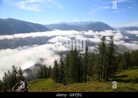 29. Juni 2016 - Aletai, Aletai, CHN - Aletai, China - 29. Juni 2016: (Nur zur redaktionellen Verwendung. CHINA aus) Wolkenmeer zeigt oft an Kanas-See. Es ist ein See in Altay Präfektur, Xinjiang, China. Der See liegt in einem Tal im Altai-Gebirge nahe der Nordspitze von Xinjiang und der Provinz grenzt an Kasachstan, der Mongolei und Russland. Der See entstand im Quartär durch die Bewegung der Gletscher vor rund 200.000 Jahren. Der Halbmond geformte See hat eine geschätzte Wasserspeicherkapazität von 53,8 Milliarden Kubikmetern, gepaart mit einer durchschnittlichen Tiefe von rund Stockfoto