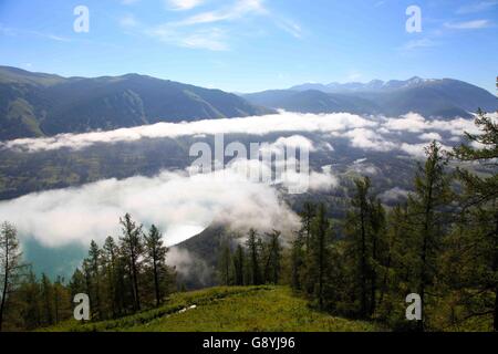 29. Juni 2016 - Aletai, Aletai, CHN - Aletai, China - 29. Juni 2016: (Nur zur redaktionellen Verwendung. CHINA aus) Wolkenmeer zeigt oft an Kanas-See. Es ist ein See in Altay Präfektur, Xinjiang, China. Der See liegt in einem Tal im Altai-Gebirge nahe der Nordspitze von Xinjiang und der Provinz grenzt an Kasachstan, der Mongolei und Russland. Der See entstand im Quartär durch die Bewegung der Gletscher vor rund 200.000 Jahren. Der Halbmond geformte See hat eine geschätzte Wasserspeicherkapazität von 53,8 Milliarden Kubikmetern, gepaart mit einer durchschnittlichen Tiefe von rund Stockfoto