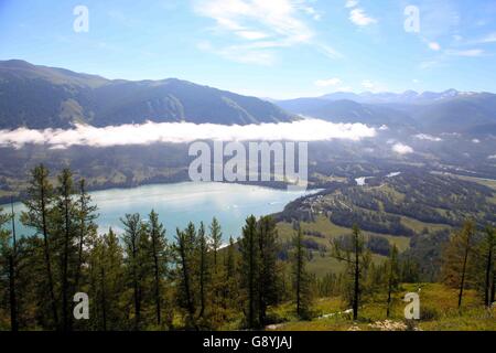 29. Juni 2016 - Aletai, Aletai, CHN - Aletai, China - 29. Juni 2016: (Nur zur redaktionellen Verwendung. CHINA aus) Wolkenmeer zeigt oft an Kanas-See. Es ist ein See in Altay Präfektur, Xinjiang, China. Der See liegt in einem Tal im Altai-Gebirge nahe der Nordspitze von Xinjiang und der Provinz grenzt an Kasachstan, der Mongolei und Russland. Der See entstand im Quartär durch die Bewegung der Gletscher vor rund 200.000 Jahren. Der Halbmond geformte See hat eine geschätzte Wasserspeicherkapazität von 53,8 Milliarden Kubikmetern, gepaart mit einer durchschnittlichen Tiefe von rund Stockfoto