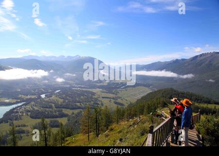 29. Juni 2016 - Aletai, Aletai, CHN - Aletai, China - 29. Juni 2016: (Nur zur redaktionellen Verwendung. CHINA aus) Wolkenmeer zeigt oft an Kanas-See. Es ist ein See in Altay Präfektur, Xinjiang, China. Der See liegt in einem Tal im Altai-Gebirge nahe der Nordspitze von Xinjiang und der Provinz grenzt an Kasachstan, der Mongolei und Russland. Der See entstand im Quartär durch die Bewegung der Gletscher vor rund 200.000 Jahren. Der Halbmond geformte See hat eine geschätzte Wasserspeicherkapazität von 53,8 Milliarden Kubikmetern, gepaart mit einer durchschnittlichen Tiefe von rund Stockfoto