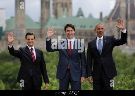 Ottawa, Kanada. 29. Juni 2016. (L-R) Mexikanische Präsident Enrique Pena Nieto, der kanadische Premierminister Justin Trudeau und US-Präsident Barack Obama posieren für Gruppenfotos vor Parliament Hill während der North American Leaders Summit in Ottawa, Kanada. Die Führer von Kanada, die Vereinigten Staaten und Mexiko, die sich verpflichtet, ihre Zusammenarbeit im Kampf gegen steigende Protektionismus am Ende der North American Leaders Summit statt hier Mittwoch. Bildnachweis: Xinhua/Alamy Live-Nachrichten Stockfoto