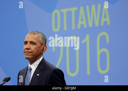 Ottawa, Kanada. 29. Juni 2016. US-Präsident Barack Obama besucht eine gemeinsame Pressekonferenz während der North American Leaders Summit in Ottawa, Kanada. Die Führer von Kanada, die Vereinigten Staaten und Mexiko, die sich verpflichtet, ihre Zusammenarbeit im Kampf gegen steigende Protektionismus am Ende der North American Leaders Summit statt hier Mittwoch. Die drei führenden stimmte auch zu 50 Prozent von ihren Ländern Strom aus sauberer Energie bis zum Jahr 2025 produzieren verpflichtet. Bildnachweis: Xinhua/Alamy Live-Nachrichten Stockfoto