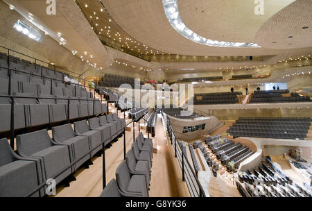 Techniker arbeiten in der großen Halle, in der Sitzgelegenheiten und ein Organ bereits eingebaut, die Elbphilharmonie in Hamburg, Deutschland, 29. Juni 2016 sind. Termingerecht die Präsentation des Schlüssels, der große Konzertsaal der freien und Hansestadt Hamburg von Bauunternehmen Hochtief am 30. Juni 2016 erhalten. Foto: Axel Heimken/dpa Stockfoto