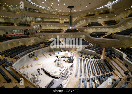 Techniker arbeiten in der großen Halle, in der Sitzgelegenheiten und ein Organ bereits eingebaut, die Elbphilharmonie in Hamburg, Deutschland, 29. Juni 2016 sind. Termingerecht die Präsentation des Schlüssels, der große Konzertsaal der freien und Hansestadt Hamburg von Bauunternehmen Hochtief am 30. Juni 2016 erhalten. Foto: Axel Heimken/dpa Stockfoto