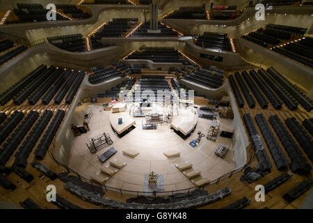 Techniker arbeiten in der großen Halle, in der Sitzgelegenheiten und ein Organ bereits eingebaut, die Elbphilharmonie in Hamburg, Deutschland, 29. Juni 2016 sind. Termingerecht die Präsentation des Schlüssels, der große Konzertsaal der freien und Hansestadt Hamburg von Bauunternehmen Hochtief am 30. Juni 2016 erhalten. Foto: Axel Heimken/dpa Stockfoto