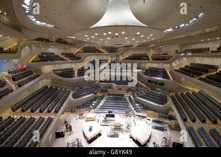 Techniker arbeiten in der großen Halle, in der Sitzgelegenheiten und ein Organ bereits eingebaut, die Elbphilharmonie in Hamburg, Deutschland, 29. Juni 2016 sind. Termingerecht die Präsentation des Schlüssels, der große Konzertsaal der freien und Hansestadt Hamburg von Bauunternehmen Hochtief am 30. Juni 2016 erhalten. Foto: Axel Heimken/dpa Stockfoto