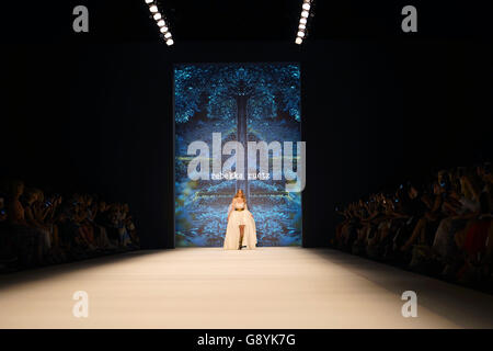 Berlin, Deutschland. 29. Juni 2016. Ein Modell Persents eine Kreation von Rebekka Ruetz während der Frühjahr/Sommer 2017 Berlin Fashion Week in Berlin, Deutschland, am 29. Juni 2016. © Wang Qing/Xinhua/Alamy Live-Nachrichten Stockfoto