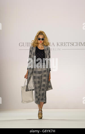 Berlin, Deutschland. 29. Juni 2016. Ein Modell Persents eine Schöpfung des "Guido Maria Kretschmer" während der Frühjahr/Sommer 2017 Berlin Fashion Week in Berlin, Deutschland, am 29. Juni 2016. © Wang Qing/Xinhua/Alamy Live-Nachrichten Stockfoto