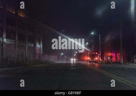 Detroit, USA. 29. Juni 2016. 29. Juni 2016 - kämpfen Feuerwehrleute ein großes Feuer die Bob-lo Lager in Detroit, Michigan. Detroit Marine Terminal, auch bekannt als das Detroit-Hafen-Terminal und häufiger, die Bob-lo Lager/Dock, ist ein 10-geschossige Lager auf den Detroit River mit Blick auf die kanadischen Grenze. Erbaut im Jahre 1925 von The Detroit-Eisenbahn und Hafen Terminals Unternehmen, das Lager soll einen Mangel an verfügbaren Speicherplatz zu entlasten. Frachtschiffe würden entladen Materialien auf der Anklagebank, die dann gespeichert oder auf Waggons verladen wurden. Bildnachweis: ZUMA Press, Inc./Alamy Live-Nachrichten Stockfoto