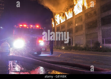 Detroit, USA. 29. Juni 2016. 29. Juni 2016 - kämpfen Feuerwehrleute ein großes Feuer die Bob-lo Lager in Detroit, Michigan. Detroit Marine Terminal, auch bekannt als das Detroit-Hafen-Terminal und häufiger, die Bob-lo Lager/Dock, ist ein 10-geschossige Lager auf den Detroit River mit Blick auf die kanadischen Grenze. Erbaut im Jahre 1925 von The Detroit-Eisenbahn und Hafen Terminals Unternehmen, das Lager soll einen Mangel an verfügbaren Speicherplatz zu entlasten. Frachtschiffe würden entladen Materialien auf der Anklagebank, die dann gespeichert oder auf Waggons verladen wurden. Bildnachweis: ZUMA Press, Inc./Alamy Live-Nachrichten Stockfoto