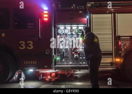 Detroit, USA. 29. Juni 2016. 29. Juni 2016 - kämpfen Feuerwehrleute ein großes Feuer die Bob-lo Lager in Detroit, Michigan. Detroit Marine Terminal, auch bekannt als das Detroit-Hafen-Terminal und häufiger, die Bob-lo Lager/Dock, ist ein 10-geschossige Lager auf den Detroit River mit Blick auf die kanadischen Grenze. Erbaut im Jahre 1925 von The Detroit-Eisenbahn und Hafen Terminals Unternehmen, das Lager soll einen Mangel an verfügbaren Speicherplatz zu entlasten. Frachtschiffe würden entladen Materialien auf der Anklagebank, die dann gespeichert oder auf Waggons verladen wurden. Bildnachweis: ZUMA Press, Inc./Alamy Live-Nachrichten Stockfoto