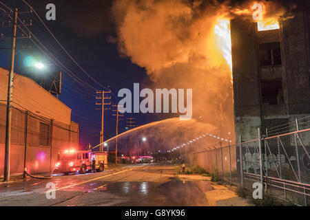 Detroit, USA. 29. Juni 2016. 29. Juni 2016 - kämpfen Feuerwehrleute ein großes Feuer die Bob-lo Lager in Detroit, Michigan. Detroit Marine Terminal, auch bekannt als das Detroit-Hafen-Terminal und häufiger, die Bob-lo Lager/Dock, ist ein 10-geschossige Lager auf den Detroit River mit Blick auf die kanadischen Grenze. Erbaut im Jahre 1925 von The Detroit-Eisenbahn und Hafen Terminals Unternehmen, das Lager soll einen Mangel an verfügbaren Speicherplatz zu entlasten. Frachtschiffe würden entladen Materialien auf der Anklagebank, die dann gespeichert oder auf Waggons verladen wurden. Bildnachweis: ZUMA Press, Inc./Alamy Live-Nachrichten Stockfoto