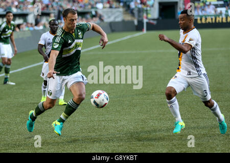 Portland, Oregon, USA. 29. Juni 2016 - steuert JACK JEWSBURY (13) den Ball. Die Portland Timbers FC spielen die Los Angeles Galaxy am 29. Juni 2016: Portland, OR USA; im Providence Park. Foto von David Blair Credit: David Blair/ZUMA Draht/Alamy Live-Nachrichten Stockfoto