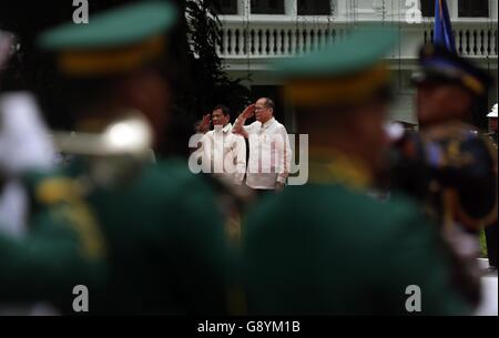 Manila, Philippinen. 30. Juni 2016. Incoming Präsident der Philippinen Rodrigo Duterte (L) und der scheidende Präsident Benigno Aquino III Abfahrt Ehrungen für Aquino vor Rodrigo Duterte seiner Vereidigung am Malacanang Präsidentenpalast in Manila, Philippinen, am 30. Juni 2016 zu besuchen. Am Donnerstag wurde Rodrigo Duterte als 16. Präsident der Philippinen vereidigt. Malacanang Foto © Bureau/Xinhua/Alamy Live-Nachrichten Stockfoto