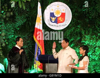 Manila, Philippinen. 30. Juni 2016. Rodrigo duterte (C) nimmt seinen Eid auf den Malacanang Präsidentenpalast in Manila, Philippinen, 30. Juni 2016. Am Donnerstag wurde Rodrigo Duterte als 16. Präsident der Philippinen vereidigt. Malacanang Foto © Bureau/Xinhua/Alamy Live-Nachrichten Stockfoto