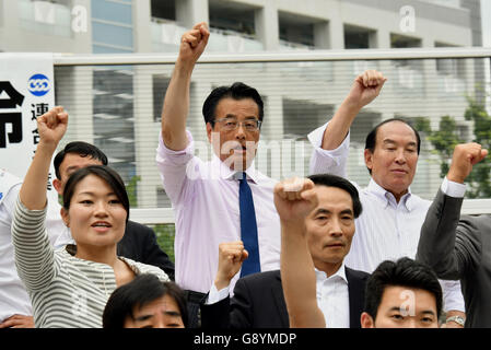 Urayasu, Japan. 30. Juni 2016. Machen Sie in Hemdsärmeln Katsuya Okada, Führer von Japans wichtigsten Oppositionspartei Democratic Party eine länderübergreifende Kampagne Halt Urayasu, östlich von Tokio, auf Donnerstag, 30. Juni 2016, Trommeln, Unterstützung für eine lokale Kandidat bei den 10.Juli Oberhaus Wahlen. Bildnachweis: Natsuki Sakai/AFLO/Alamy Live-Nachrichten Stockfoto