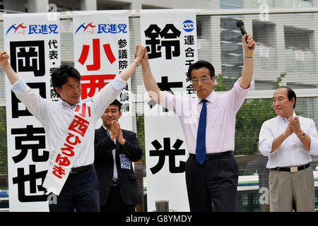 Urayasu, Japan. 30. Juni 2016. Machen Sie in Hemdsärmeln Katsuya Okada, Führer von Japans wichtigsten Oppositionspartei Democratic Party eine länderübergreifende Kampagne Halt Urayasu, östlich von Tokio, auf Donnerstag, 30. Juni 2016, Trommeln, Unterstützung für eine lokale Kandidat bei den 10.Juli Oberhaus Wahlen. Bildnachweis: Natsuki Sakai/AFLO/Alamy Live-Nachrichten Stockfoto