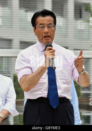 Urayasu, Japan - Katsuya Okada, Führer von Japans wichtigsten Oppositionspartei Democratic Party, gibt eine Pep Talk, Unterstützung für einen lokalen Kandidaten im Juli 10 Oberhaus Wahl laufen auf seine länderübergreifende Kampagnen in Urayasu, östlich von Tokio, auf Donnerstag, 30. Juni 2016 aufzutreiben. Das Oberhaus, Wahlen alle drei Jahre die Hälfte der Kammern 242 Sitze, die Scharniere auf die Wahlbeteiligung. 30. Juni 2016. eine niedrige Wahlbeteiligung zu Gunsten der regierenden Block und eine hohe Beteiligung zu Gunsten der Opposition-Camp. Bildnachweis: Natsuki Sakai/AFLO/Alamy Live-Nachrichten Stockfoto