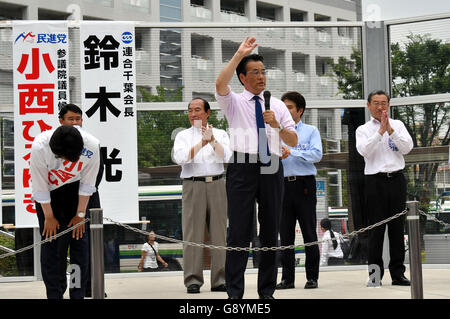 Urayasu, Japan - Katsuya Okada, Führer von Japans wichtigsten Oppositionspartei Democratic Party, gibt eine Pep Talk, Unterstützung für einen lokalen Kandidaten im Juli 10 Oberhaus Wahl laufen auf seine länderübergreifende Kampagnen in Urayasu, östlich von Tokio, auf Donnerstag, 30. Juni 2016 aufzutreiben. Das Oberhaus, Wahlen alle drei Jahre die Hälfte der Kammern 242 Sitze, die Scharniere auf die Wahlbeteiligung. 30. Juni 2016. eine niedrige Wahlbeteiligung zu Gunsten der regierenden Block und eine hohe Beteiligung zu Gunsten der Opposition-Camp. Bildnachweis: Natsuki Sakai/AFLO/Alamy Live-Nachrichten Stockfoto