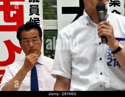 Urayasu, Japan. 30. Juni 2016. Machen Sie in Hemdsärmeln Katsuya Okada, Führer von Japans wichtigsten Oppositionspartei Democratic Party eine länderübergreifende Kampagne Halt Urayasu, östlich von Tokio, auf Donnerstag, 30. Juni 2016, Trommeln, Unterstützung für eine lokale Kandidat bei den 10.Juli Oberhaus Wahlen. Bildnachweis: Natsuki Sakai/AFLO/Alamy Live-Nachrichten Stockfoto