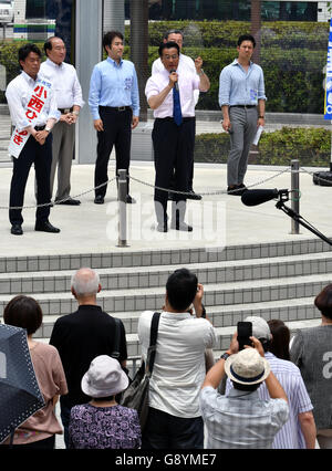 Urayasu, Japan - Katsuya Okada, Führer von Japans wichtigsten Oppositionspartei Democratic Party, gibt eine Pep Talk, Unterstützung für einen lokalen Kandidaten im Juli 10 Oberhaus Wahl laufen auf seine länderübergreifende Kampagnen in Urayasu, östlich von Tokio, auf Donnerstag, 30. Juni 2016 aufzutreiben. Das Oberhaus, Wahlen alle drei Jahre die Hälfte der Kammern 242 Sitze, die Scharniere auf die Wahlbeteiligung. 30. Juni 2016. eine niedrige Wahlbeteiligung zu Gunsten der regierenden Block und eine hohe Beteiligung zu Gunsten der Opposition-Camp. Bildnachweis: Natsuki Sakai/AFLO/Alamy Live-Nachrichten Stockfoto