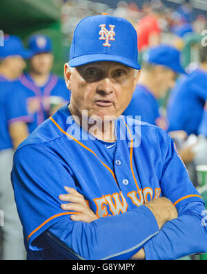 Washington, uns. 28. Juni 2016. New York Mets Manager Terry Collins (10) auf der Trainerbank während der sechsten Inning gegen die Washington Nationals am Nationals Park in Washington, DC auf Dienstag, 28. Juni 2016. Die Staatsangehörigen gewann das Spiel mit 5: 0. Bildnachweis: Ron Sachs/CNP - NO WIRE SERVICE - © Dpa/Alamy Live-Nachrichten Stockfoto