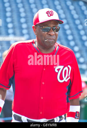 Washington, uns. 28. Juni 2016. Washington Nationals Manager Dusty Baker (12) vor dem Spiel gegen die New York Mets im Nationals Park in Washington, DC auf Dienstag, 28. Juni 2016. Die Staatsangehörigen gewann das Spiel mit 5: 0. Bildnachweis: Ron Sachs/CNP - NO WIRE SERVICE - © Dpa/Alamy Live-Nachrichten Stockfoto