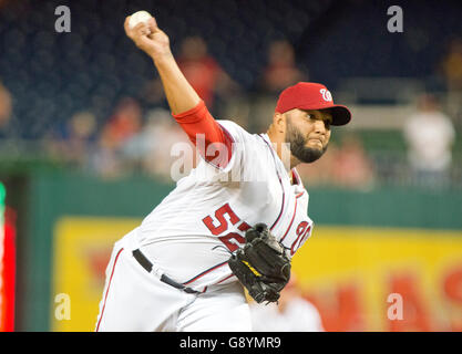 Washington, uns. 28. Juni 2016. Washington Nationals Entlastung Krug Yusmeiro Petit (52) arbeitet im sechsten Inning gegen die New York Mets in Nationals Park in Washington, DC auf Dienstag, 28. Juni 2016. Die Staatsangehörigen gewann das Spiel mit 5: 0. Bildnachweis: Ron Sachs/CNP - NO WIRE SERVICE - © Dpa/Alamy Live-Nachrichten Stockfoto