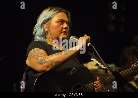 Berlin, Deutschland. 29. Juni 2016. US-amerikanische Sängerin Elle King die live im LIDO in Berlin, Deutschland. Am 28. Juni 2016.   kein Recht, Lizenz oder das Material für Werbe- oder kommerzielle Zwecke zu reproduzieren | Nutzung weltweit/Picture Alliance © Dpa/Alamy Live-Nachrichten Stockfoto