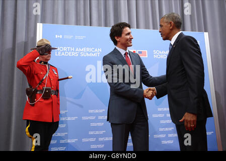 Ottawa, Kanada. 29. Juni 2016. Der kanadische Premierminister Justin Trudeau, begrüßt links, US-Präsident Barack Obama zu Beginn des North American Leaders Summit 29. Juni 2016 in Ottawa, Kanada. Bildnachweis: Planetpix/Alamy Live-Nachrichten Stockfoto