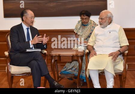 Der indische Premierminister Narendra Modi trifft sich mit Weltbank-Präsident Jim Yong Kim 30. Juni 2016 in New Dehli, Indien. Stockfoto