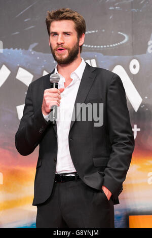 Tokio, Japan. 30. Juni 2016. Schauspieler Liam Hemsworth spricht, während eine besondere Werbeveranstaltung für Independence Day: Wiederaufleben in Roppongi Hills Arena am 30. Juni 2016, Tokio, Japan. Die Besetzung des Films erschien auf der Bühne, während ein besonderes Ereignis für die Fortsetzung der 1996 Film Independence Day Fans zu begrüßen. Der neue Film wird am 9. Juli in Japan veröffentlicht werden. Bildnachweis: Rodrigo Reyes Marin/AFLO/Alamy Live-Nachrichten Stockfoto