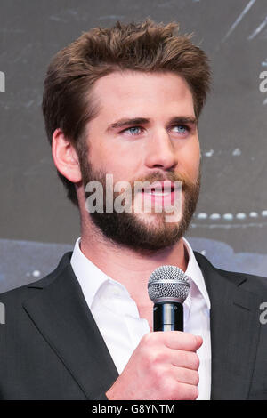 Tokio, Japan. 30. Juni 2016. Schauspieler Liam Hemsworth spricht, während eine besondere Werbeveranstaltung für Independence Day: Wiederaufleben in Roppongi Hills Arena am 30. Juni 2016, Tokio, Japan. Die Besetzung des Films erschien auf der Bühne, während ein besonderes Ereignis für die Fortsetzung der 1996 Film Independence Day Fans zu begrüßen. Der neue Film wird am 9. Juli in Japan veröffentlicht werden. Bildnachweis: Rodrigo Reyes Marin/AFLO/Alamy Live-Nachrichten Stockfoto