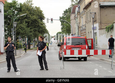 Oranienburg, Deutschland. 30. Juni 2016. Polizisten und Feuerwehrleute in der Nähe einer Straße in Oranienburg, Deutschland, 30. Juni 2016. Ca. 12.000 Bewohner mussten ihre Häuser durch die Diffusion von einer Bombe zu verlassen. Foto: Nestor Bachmann/Dpa/Alamy Live-Nachrichten Stockfoto