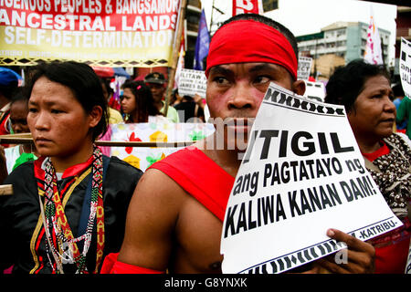 Philippinen. 30. Juni 2016. Eine Gruppe von her Cebuanos (Ureinwohner) die Einstellung der Bau von Staudämmen in ihrem angestammten Land gefordert. Tausende marschierten zur Mendiola Brücke, in der Nähe von Malacanang Palace, Aufruf den neu gewählten Präsidenten, die Änderungen innerhalb der Regierung umzusetzen und als pro-Leute Verwaltung stehen. Der März fiel mit Dutertes Einweihung als 16. Präsident der Republik der Philippinen. Bildnachweis: J Gerard Seguia/ZUMA Draht/Alamy Live-Nachrichten Stockfoto