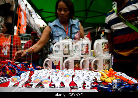 Philippinen. 30. Juni 2016. Duterte Ware zum Verkauf in Mendiola, Manila. Tausende marschierten zur Mendiola Brücke, in der Nähe von Malacanang Palace, Aufruf den neu gewählten Präsidenten, die Änderungen innerhalb der Regierung umzusetzen und als pro-Leute Verwaltung stehen. Der März fiel mit Dutertes Einweihung als 16. Präsident der Republik der Philippinen. Bildnachweis: J Gerard Seguia/ZUMA Draht/Alamy Live-Nachrichten Stockfoto