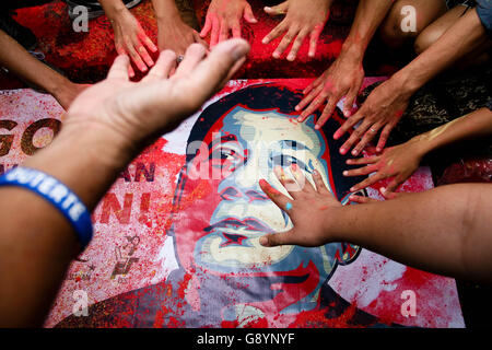 Philippinen. 30. Juni 2016. Duterte Unterstützer abwischen Farbpulver aus einem Tarpauline Poster des Präsidenten Duterte in Mendiola, Manila. Tausende marschierten zur Mendiola Brücke, in der Nähe von Malacanang Palace, Aufruf den neu gewählten Präsidenten, die Änderungen innerhalb der Regierung umzusetzen und als pro-Leute Verwaltung stehen. Der März fiel mit Dutertes Einweihung als 16. Präsident der Republik der Philippinen. Bildnachweis: J Gerard Seguia/ZUMA Draht/Alamy Live-Nachrichten Stockfoto