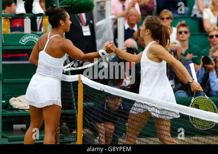 London, UK. 30. Juni 2016. Wimbledon Tennis Championships Tag vier. Heather Watson (GB) gratuliert Annika Beck (GER) am Ende von ihrem Spiel heute. Beck gewann in drei Sätzen. Bildnachweis: Action Plus Sport Bilder/Alamy Live News Stockfoto