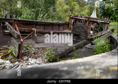 Berlin, Deutschland. 30. Juni 2016. Das Wrack eines alten Wikingerschiffes liegt an der ehemaligen Vergnügungspark Spreepark in Berlin, Deutschland, 30. Juni 2016 brach. Eine Presse-Tour rund um den Arealtook Ort vor den Resident-Dialog-Sitzungen über die Entwicklung des Areals. Foto: Klaus-Dietmar Gabbert/Dpa/Alamy Live News Stockfoto