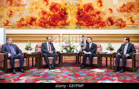 (160630)--Peking, 30. Juni 2016 (Xinhua)--chinesische Staat Hofrat Yang Jiechi (2. R) trifft sich mit Khalid al-Falih (2 L), Minister für Energie, Industrie und Mineral Resources of Saudi Arabia, in Peking, Hauptstadt von China, 30. Juni 2016. Khalid al-Falih kam nach China, die G20-Energie-Ministertagung zu besuchen. (Xinhua/Wang Ye) (mp) Stockfoto