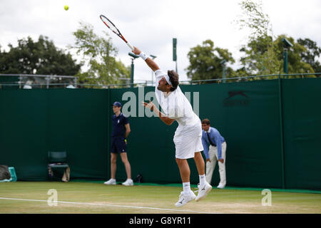 (160630)--LONDON, 30. Juni 2016 (Xinhua)--Marcos Baghdatis Zypern dient dazu, John Isner der Vereinigten Staaten während der Herren Einzel zuerst Runde Match bei der 2016 Wimbledon Championships in Wimbledon, London, Großbritannien am 30. Juni 2016 Südwest. (Xinhua / Ye Pingfan) Stockfoto