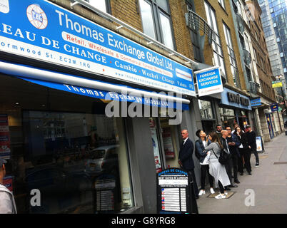 London, UK. 30. Juni 2016. AUSTRITT. Schlange von Menschen, die darauf warten, Geldwechsel Thomas Exchange Center auf London Wall im Herzen der City of London, London, UK. © Veronika Lukasova/ZUMA Draht/Alamy Live-Nachrichten Stockfoto