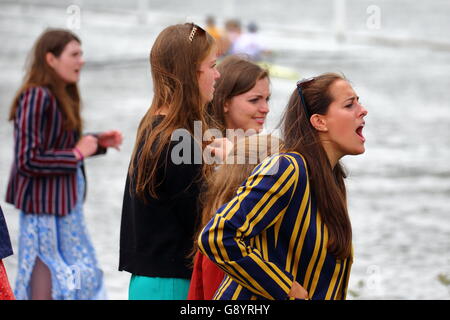 Ruderer aus der ganzen Welt kamen zu den jährlichen Henley Royal Regatta 2016. Zuschauer schreien, um ihre Unterstützung zu zeigen. Stockfoto