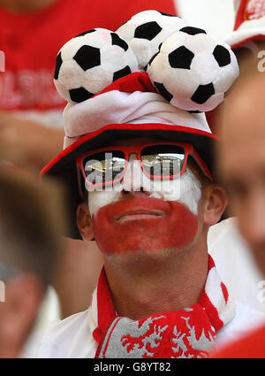 Marseille, Frankreich. 30. Juni 2016. Unterstützer von Polen wird in den Ständen vor der UEFA EURO 2016-Viertelfinale-Fußballspiel zwischen Polen und Portugal im Stade Velodrome in Marseille, Frankreich, 30. Juni 2016 gesehen. Foto: Federico Gambarini/Dpa/Alamy Live News Stockfoto