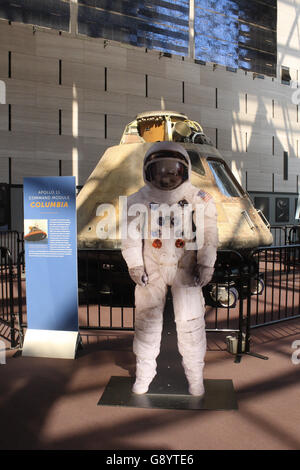 30. Juni 2016 - Washington, DC, USA - nachdem er in der Meilensteine der Flug Halle des Smithsonian National Air and Space Museum, wurde die Apollo-11-Kommandokapsel '' Columbia'' Space Race Ausstellung verlegt.  Bild ist im Hochformat. (Kredit-Bild: © Evan Golub über ZUMA Draht) Stockfoto