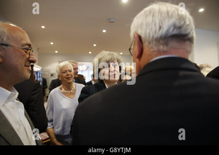 London, UK, 30. Juni 2016. Theresa Mai Gespräche mit Mitgliedern des Hampstead und Kilburn konservativen Verein Kredite: fantastische Kaninchen/Alamy Live News Stockfoto